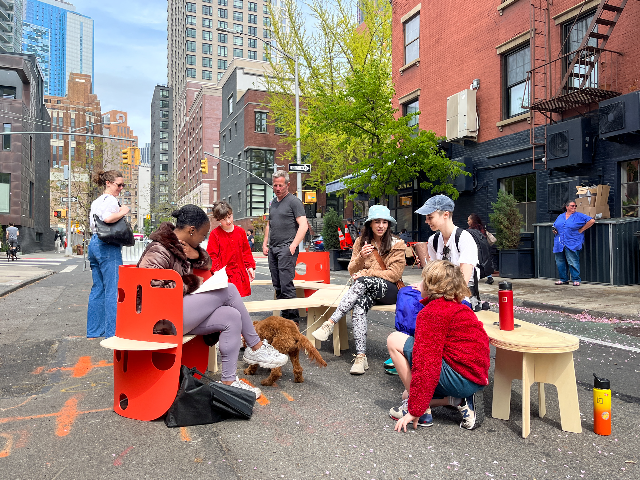 2023-04-22-142253_hoytst_atlanticave-statest_2048px People sitting on a wooden bench on the street of NYC.