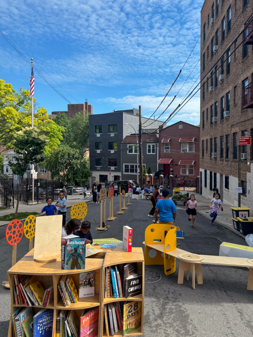 13_2024-06-03-101637_palisadepl_pophamave-deadend_1080px A view of the street with custom-designed furniture activating the space.